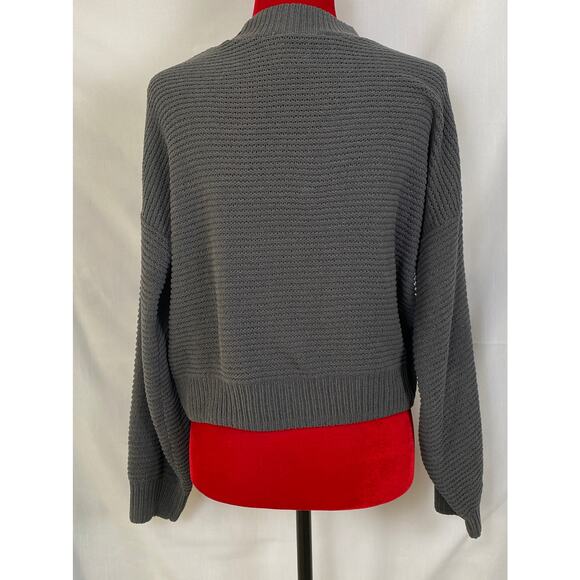 Hollister women’s size small, gray crop sweater soft! 100% polyester. NWOT - Picture 2 of 7